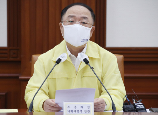 홍남기 경제부총리가 12일 정부서울청사에서 열린 제43차 비상경제 중앙대책본부 회의를 주재하며 발언하고 있다. 연합뉴스